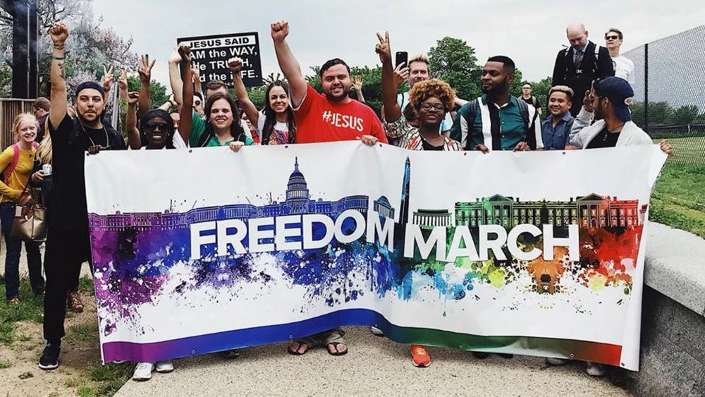 Αυτή είναι παρέλαση περηφάνιας! Πρώην ομοφυλόφιλοι διαδηλώνουν ευγνωμονώντας τον Ιησού που τους άλλαξε την ζωή (ΒΙΝΤΕΟ)